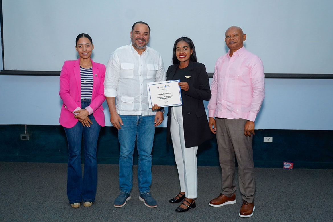 Defensor del Pueblo entrega certificados a participantes del Diplomado en Comunicación Política y Sindical
